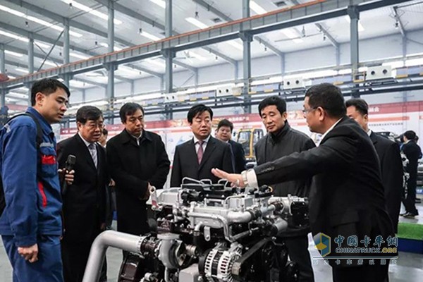 王寧崗、王延宏一行參觀玉柴發(fā)動(dòng)機(jī)車(chē)間