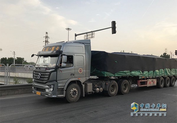 運(yùn)煤途中的大運(yùn)重卡