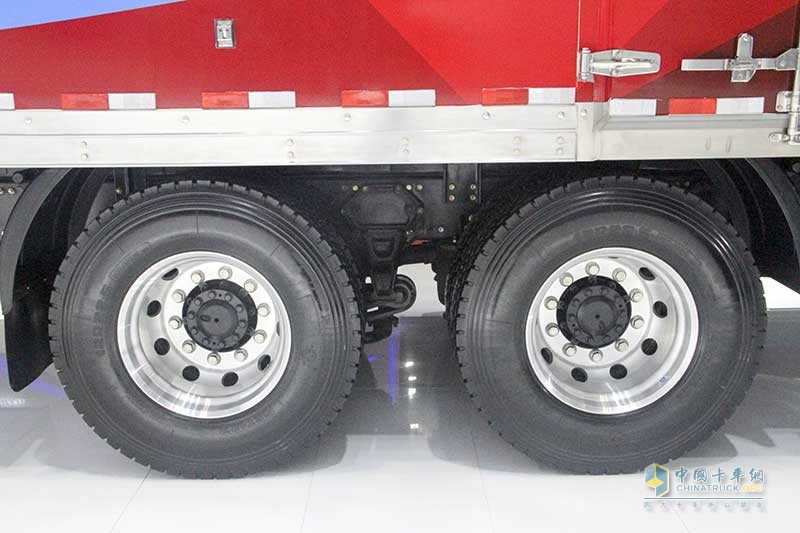 上汽紅巖 杰獅C500 450馬力 8X4 中置軸貨運(yùn)列車