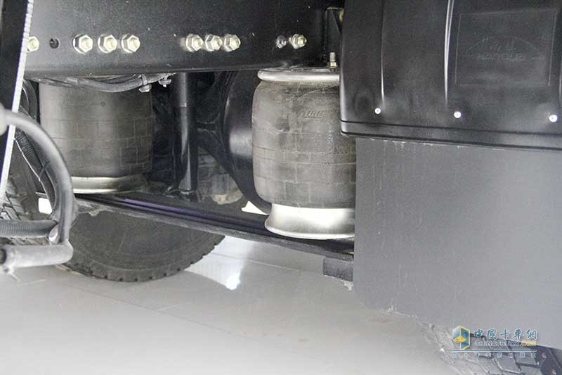 上汽紅巖 杰獅C500 450馬力 8X4 中置軸貨運(yùn)列車