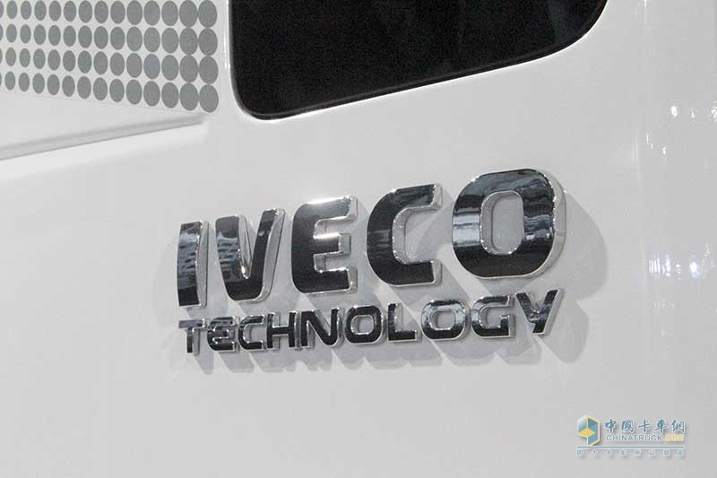 上汽紅巖 杰獅C500 450馬力 8X4 中置軸貨運(yùn)列車