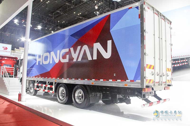 上汽紅巖 杰獅C500 450馬力 8X4 中置軸貨運(yùn)列車