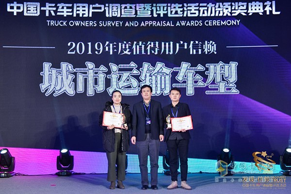 福田奧鈴CTS代表上臺(tái)領(lǐng)取獎(jiǎng)杯與獎(jiǎng)狀