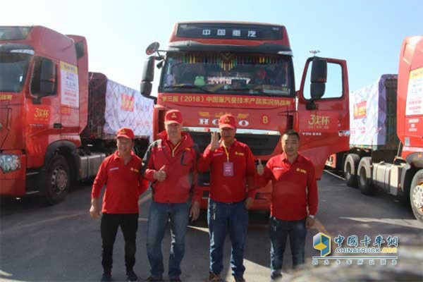 馮俊杰與參賽隊(duì)友合影