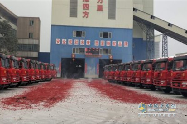 聯(lián)合卡車(chē)輕量化攪拌車(chē)交車(chē)儀式