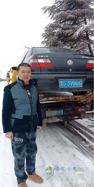 成功拖車后,郭先生與救援車輛合影(資料圖)