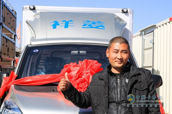 郝云天在交車現(xiàn)場(chǎng)