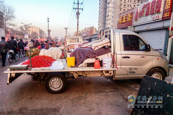 開著福田祥菱V1在市場(chǎng)上賣貨