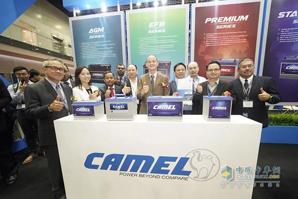 馬來(lái)西亞國(guó)際貿(mào)易和工業(yè)部副部長(zhǎng)王建民(中)出席發(fā)布會(huì)