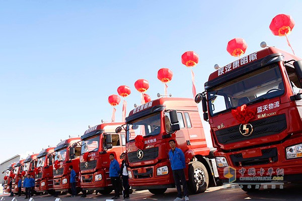 藍(lán)天物流的陜汽德龍牽引車