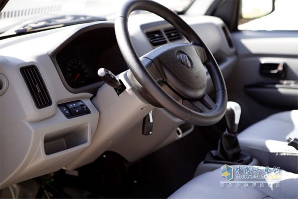 祥菱微卡的內(nèi)飾、視野、舒適性等，都令董先生和司機很滿意