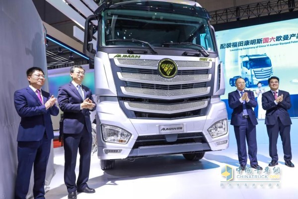 福田汽車集團黨委書記、總經理鞏月瓊、福田汽車集團副總經理武錫斌、福田汽車集團副總經理、福田戴姆勒汽車執(zhí)行副總裁張偉、康明斯副總裁兼中國發(fā)動機事業(yè)部總經理劉曉星共同發(fā)布歐曼EST-A 2019款國六暢行版