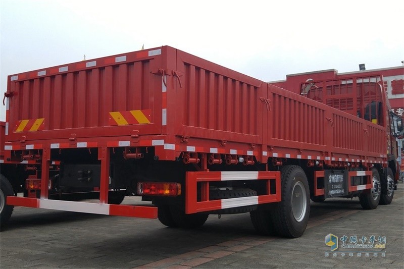 大運(yùn) 新N8E 復(fù)合型 220馬力 6X2 8.6米欄板載貨車(chē)(435后橋)(CGC1250D5CBHD)