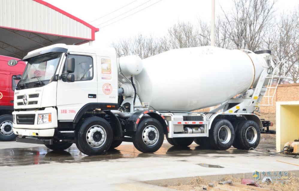 大運 新N8E重卡 310馬力 8X4 7.3方混凝土攪拌車(CGC5310GJBD5DDAD)