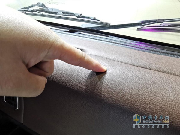 前擋風(fēng)臺(tái)采用軟皮包裹，顯檔次