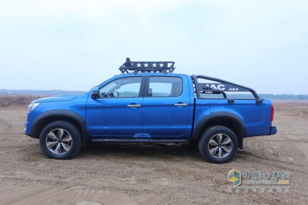 軸距3090mm，車身線條簡單有力