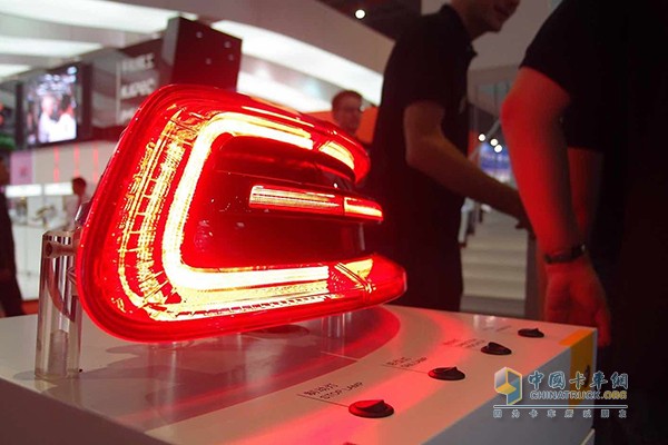 海拉新款自動(dòng)駕駛車燈