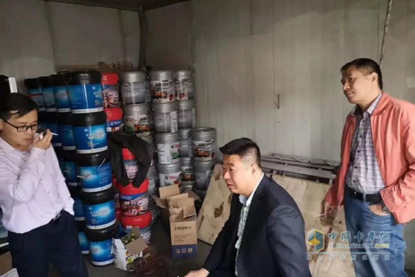 杜兵，許大牛，王亞軍三位領(lǐng)導(dǎo)駐礦服務(wù)站實(shí)地考察礦用油品，配件儲(chǔ)備情況