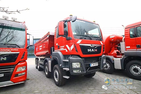 8x8驅(qū)動(dòng)的TGS自卸車