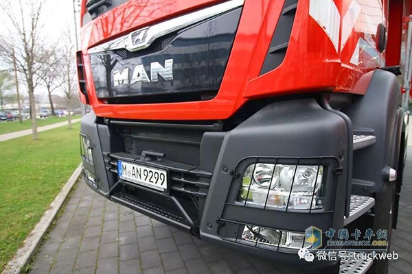 牌照位于保險(xiǎn)杠兩級(jí)踏板之間