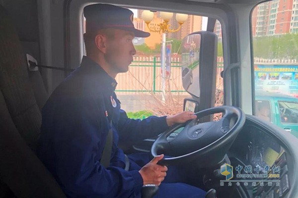 特勤二大隊班長對消防車駕駛室檢測并試駕設備