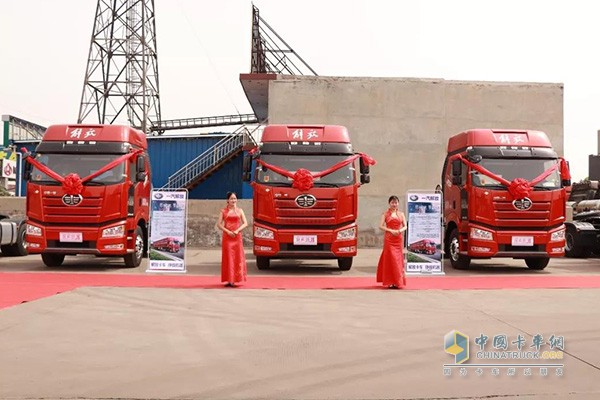 新J6 6X4天然氣牽引車(chē)臨汾品鑒會(huì)現(xiàn)場(chǎng)