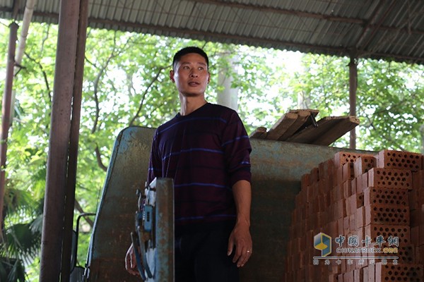 正在裝車的王師傅