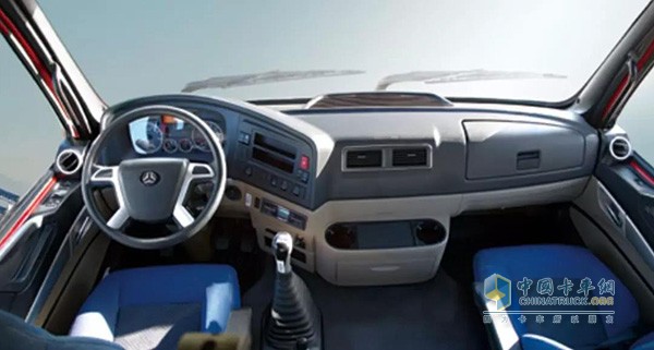 豪沃T7H平地板駕駛室