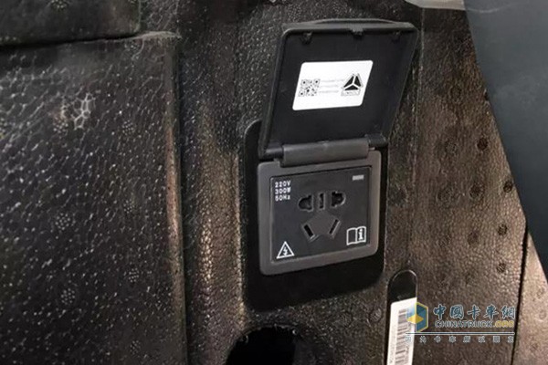 駕駛室有220V獨立電源