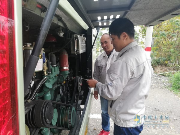 欽有絢正在檢查發(fā)動機零部件