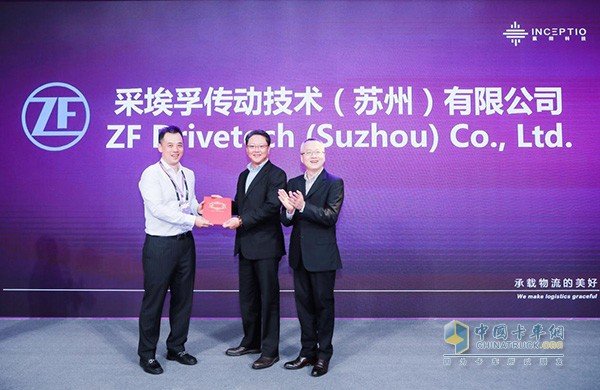 ZF副總裁,中國區(qū)商用車負(fù)責(zé)人戴章煜(中)代表采埃孚重磅加入