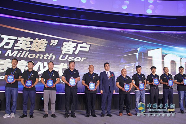 兩年前,王學才(左四)獲歐曼“百萬英雄”客戶稱號