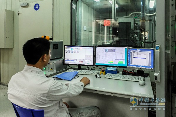 一汽解放事業(yè)部開發(fā)測(cè)試人員對(duì)錫柴發(fā)動(dòng)機(jī)進(jìn)行檢驗(yàn)