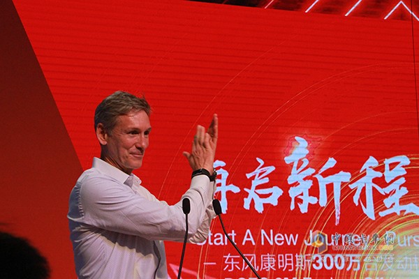 康明斯公司董事長兼首席執(zhí)行官蘭博文(Tom Linebarger)為東風(fēng)康明斯第300萬臺(tái)發(fā)動(dòng)機(jī)下線表示祝賀