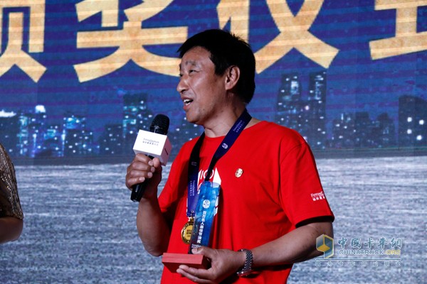 申新貫作為百萬公里名人代表講述自己對(duì)歐曼重卡的信賴