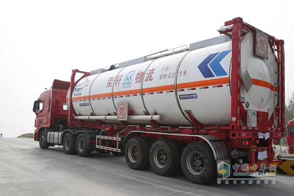 比賽車輛均配載?；愤\罐