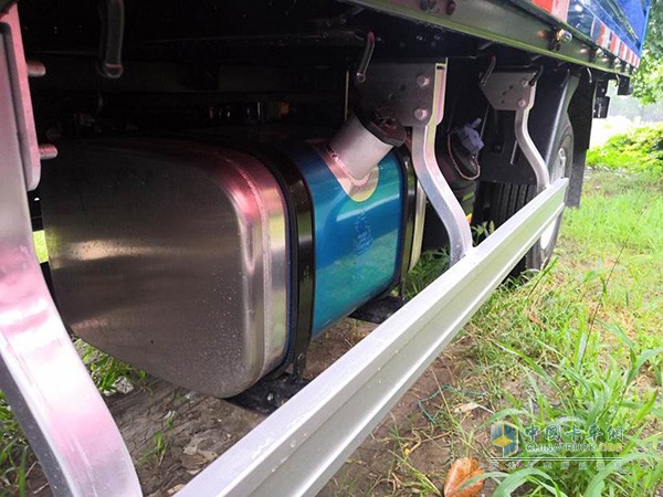 采用鋁合金儲氣筒、鋁合金側(cè)防護(hù)后防護(hù)等輕量化零部件