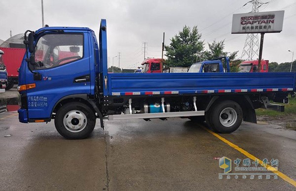 整車軸距達(dá)到3308mm，貨箱可達(dá)17m3