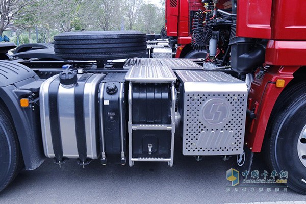 底盤布局更緊湊，主副700L+300L油箱