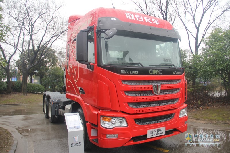 中集聯(lián)合 U＋360馬力 6×4LNG牽引車(chē) 