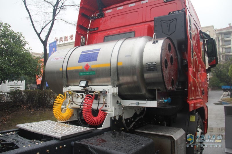 中集聯(lián)合 U＋360馬力 6×4LNG牽引車(chē) 