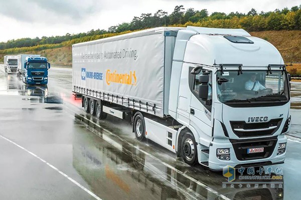 緊急制動的情況下，快速反應(yīng)在列隊中起決定性作用