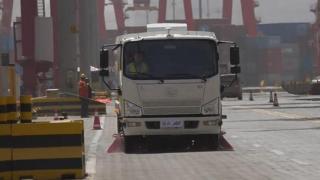 一汽解放無人駕駛清掃車青島港演示