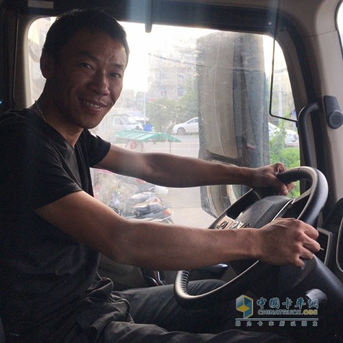 車上裝有兩個采埃孚神器，王國榮對運輸事業(yè)很有信心