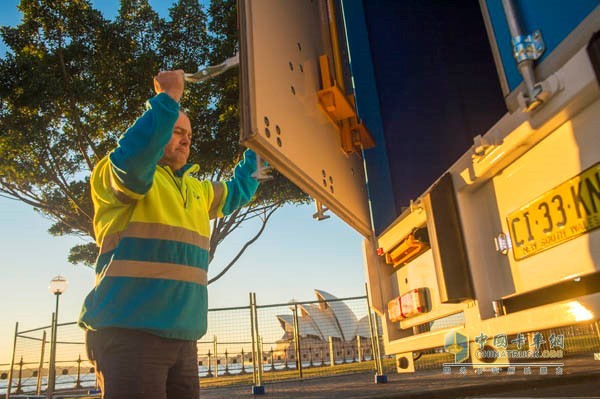 艾里遜自動(dòng)變速箱讓駕駛員無(wú)需擔(dān)心手動(dòng)換擋而專注于在城市交通和狹窄的裝載區(qū)操控車輛