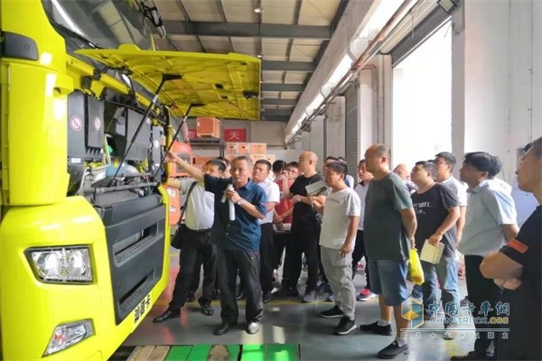 培訓師圍繞汕德卡車輛使用保養(yǎng)及注意事項講解