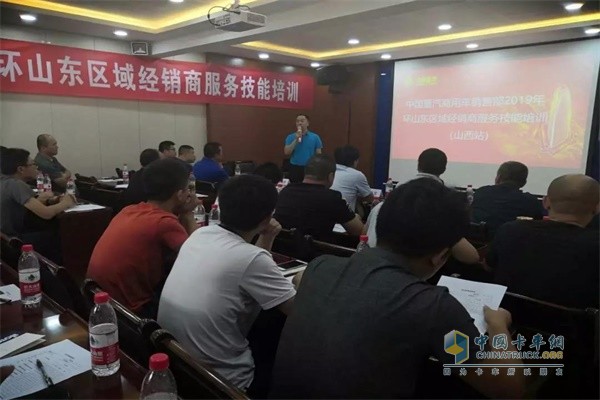 參會學員認真學習汕德卡服務并嚴格筆試