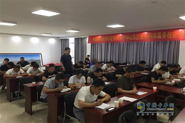 參會人員認真參加汕德卡服務理論筆試