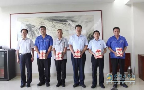 石喜軍還為支部書記進行授書活動