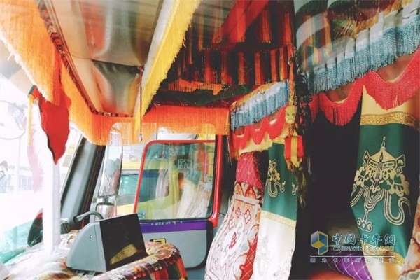 中國重汽汕德卡在藏族人看來，車是家的一部分，精心的裝扮散發(fā)著濃濃的民族文化特色